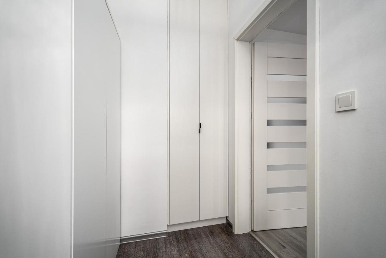 Apartamento Apart D&K Free Parking Cybernetyki 2E Varsovia Exterior foto